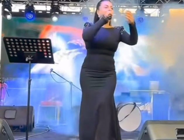 ÖZLEM İLGEN HAYRANLARI YAĞMUR ÇAMUR DİNLEMEDİ